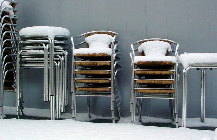 Sztaplowane krzesła – podstawowy parametr na każdej sali bankietowej